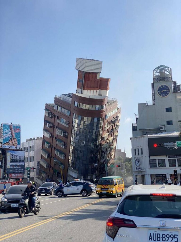 花蓮中山路重慶路口有房屋傾斜，有人受困，警方及消防正在救援。(網上圖片)
