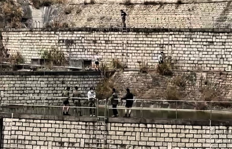 警方今日繼續派員到將軍澳華人永遠墳場配水庫，搜尋案中女死者的殘肢。