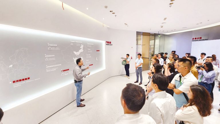 廣州南沙融捷能源的工作人員介紹最新發展動向。