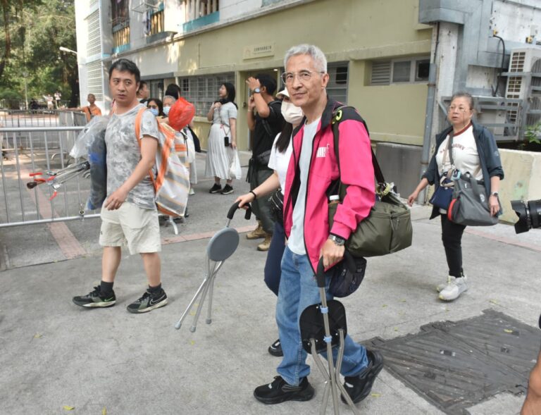 宏新閣居民今獲安排上樓執拾 (陳錦輝攝)