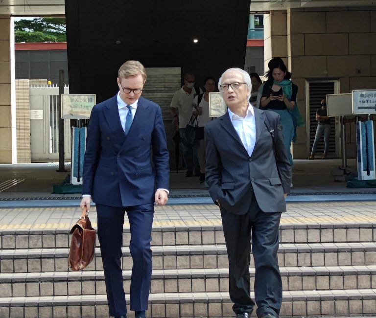 歐盟駐港澳參贊Matthias Kaufmann（左）和楊雪盈代表大狀張耀良。(周文虎攝)
