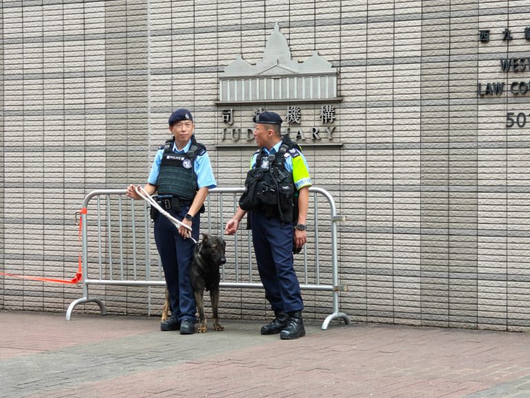 警員攜同警犬在法院外駐守。