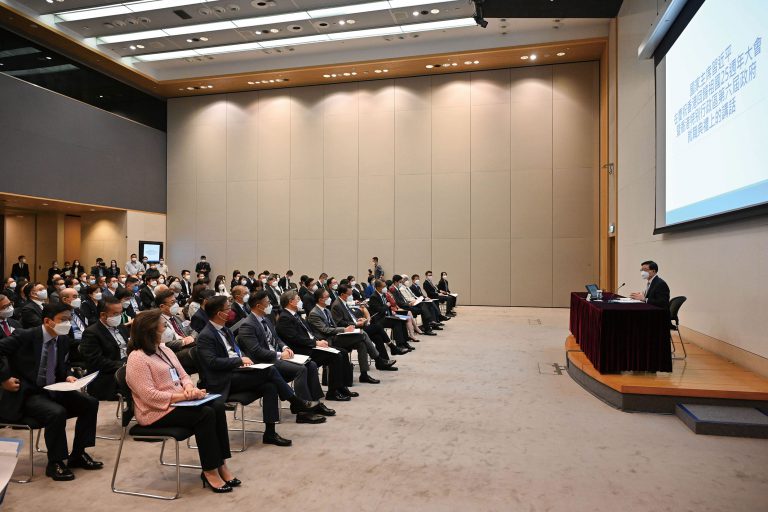 公務員事務局在政府總部舉辦了有關習近平講話的座談會,並由李家超主講。(政府新聞處)