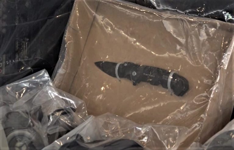 警方在行動中檢獲一批武器及戰術裝備。