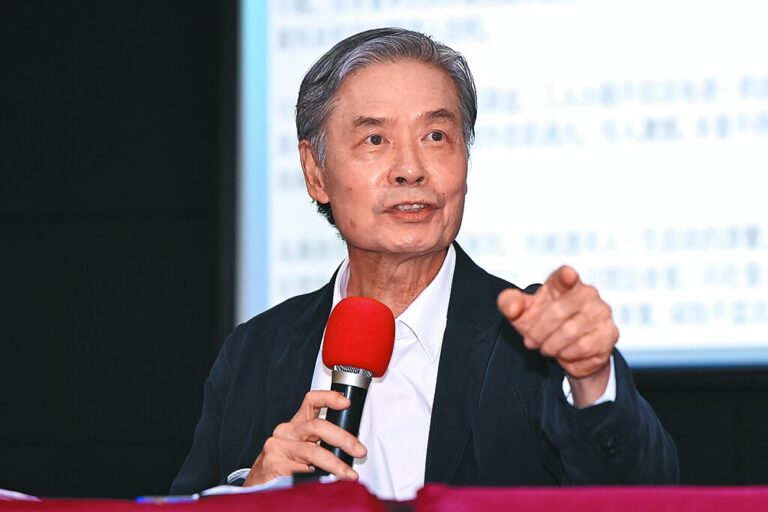 金溥聰昨日(25日)召開記者會，說明馬英九基金會前執行長蕭旭岑、王光慈涉財政紀律案，出示多張照片及對話紀錄截圖。(資料圖片)