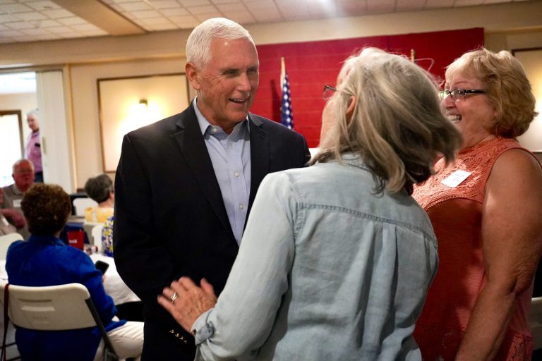 彭斯將與前總統特朗普競逐共和黨總統候選人提名。 (網絡圖片)