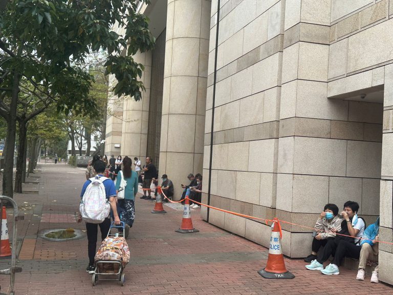 今早7時半有近60人在西九龍法院外排隊。（張雨娜攝）