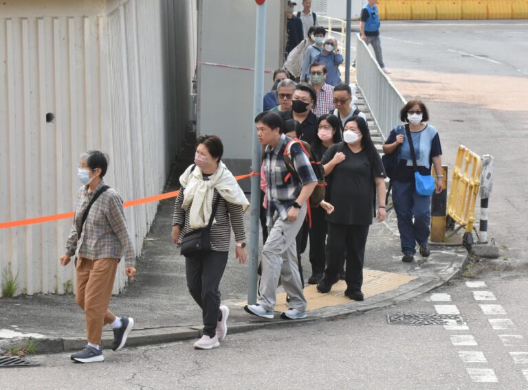 宏新閣居民今獲安排上樓執拾 (陳錦輝攝)