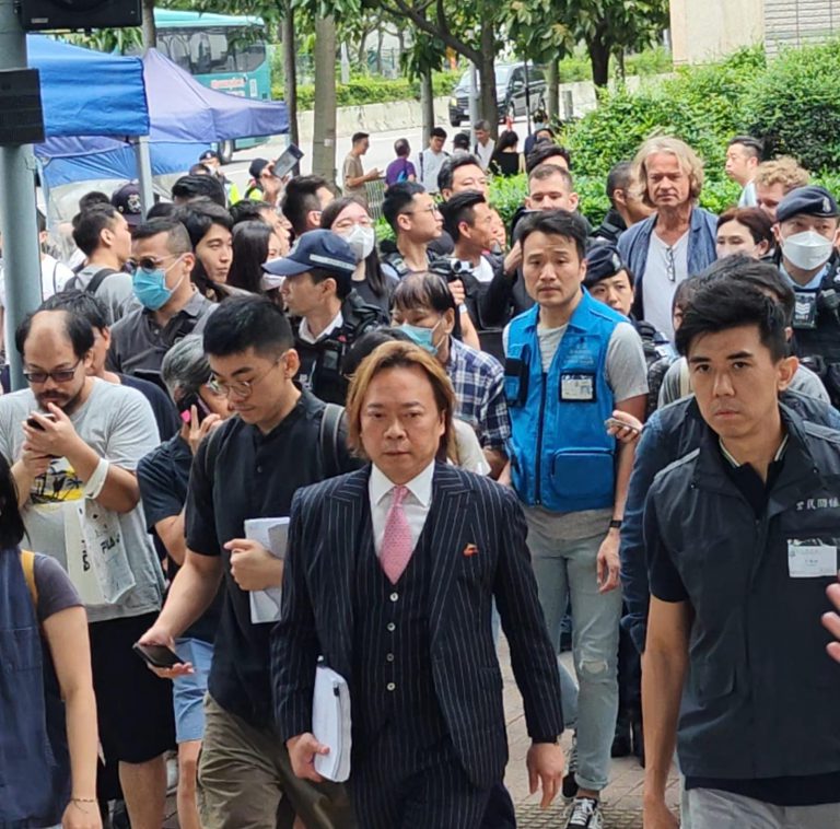 宣布無罪,當庭釋放的劉偉聰（中）步出法院。（周文虎攝）