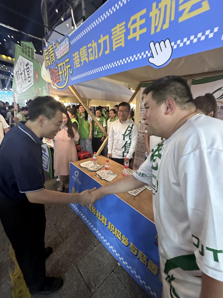 東莞市虎門鎮鎮長吳慶球親臨港雋慈善攤位視察