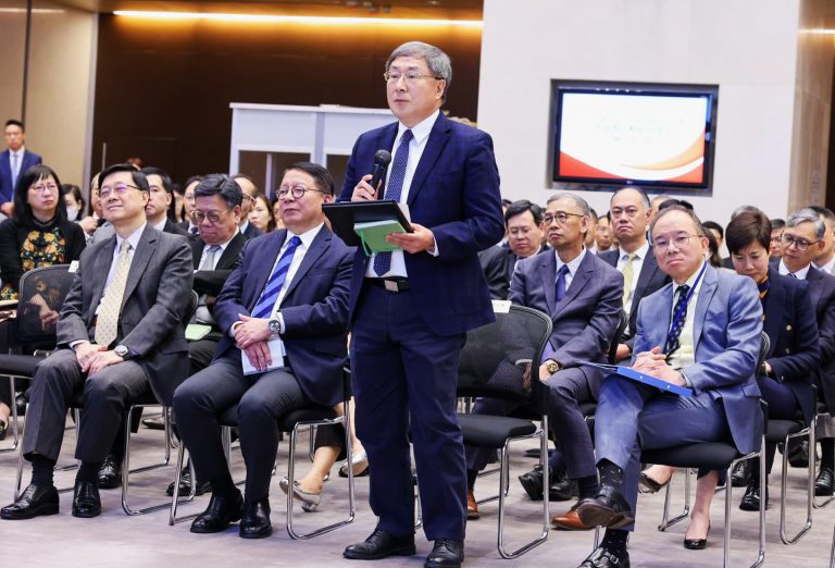 不少出席專題報告會的政府官員踴躍提問。