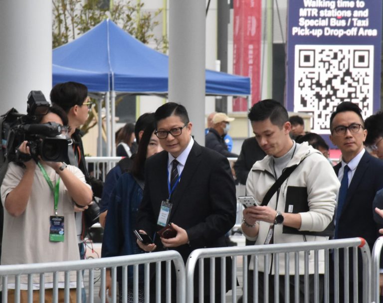 鄧炳強表示經過多次演練，有信心今晚的整體運作會暢順。（陳錦揮攝）