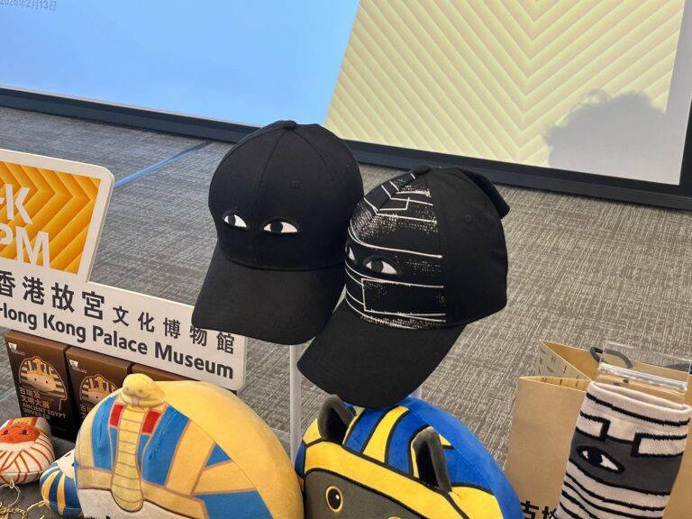 棒球帽「埃及之眼」及「木乃伊」。(黃佑銘攝)