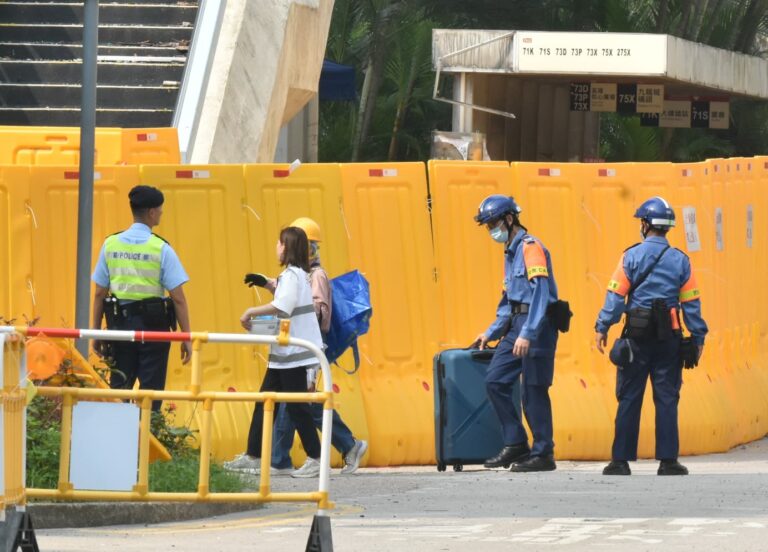 宏新閣居民今獲安排上樓執拾，不少政府人員及義工到場支援 (陳錦輝攝)