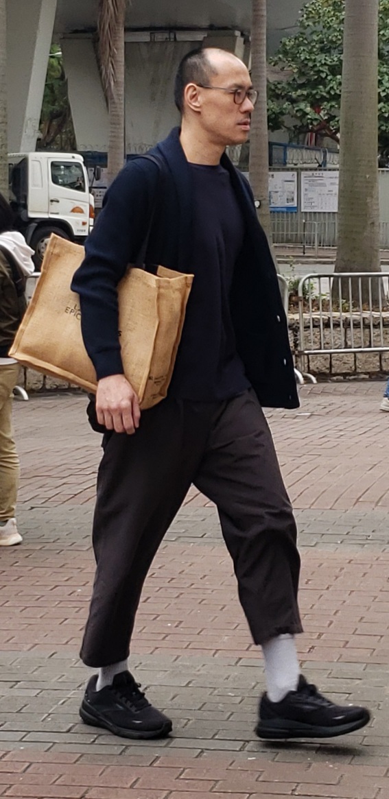 黎智英長子黎見恩今早到達西九龍法院聽審。(朱先儒攝)