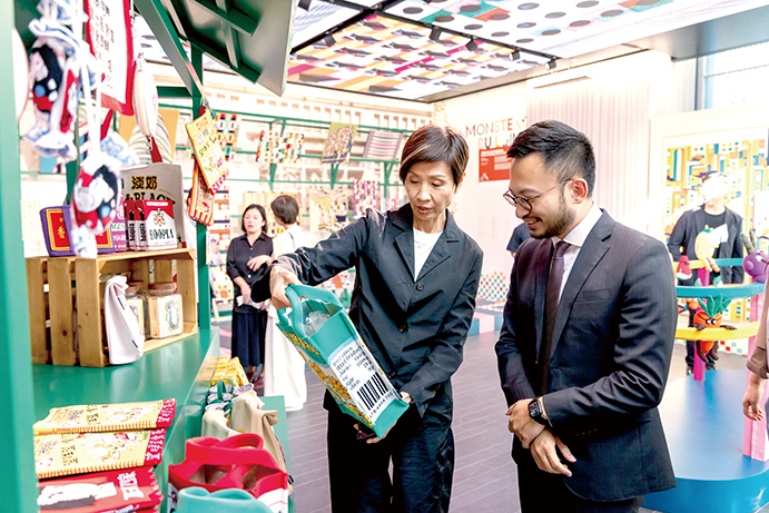 深水埗民政專員王浩宇對展覽讚口不絕。