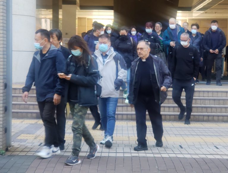 意大利神父離開法庭。（朱先儒攝）