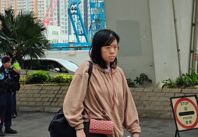 黎智英女兒黎采獨自抵達法院。（周文虎攝）