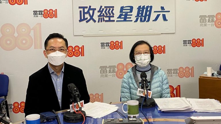 陳肇始（右）在電台節目上呼籲，抗疫要萬眾一心，重申本港現時疫情嚴峻和緊張。