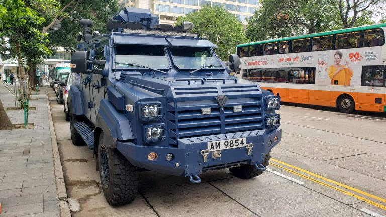 庭外有多架警車包括劍齒虎裝甲車等在場戒備。(朱先儒攝)