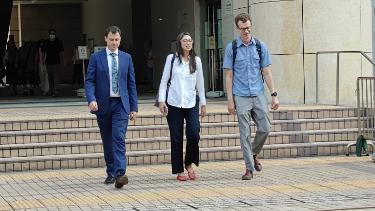 英國領事與外媒記者一起離開。(周文虎攝)