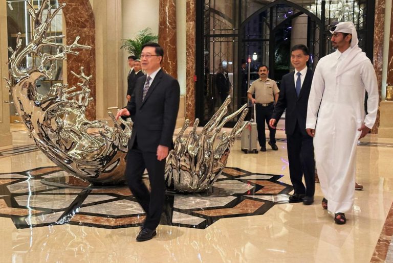 李家超率領的商貿代表團，入住多哈的酒店後，立即召開簡短會議，準備星期日的工作行程。