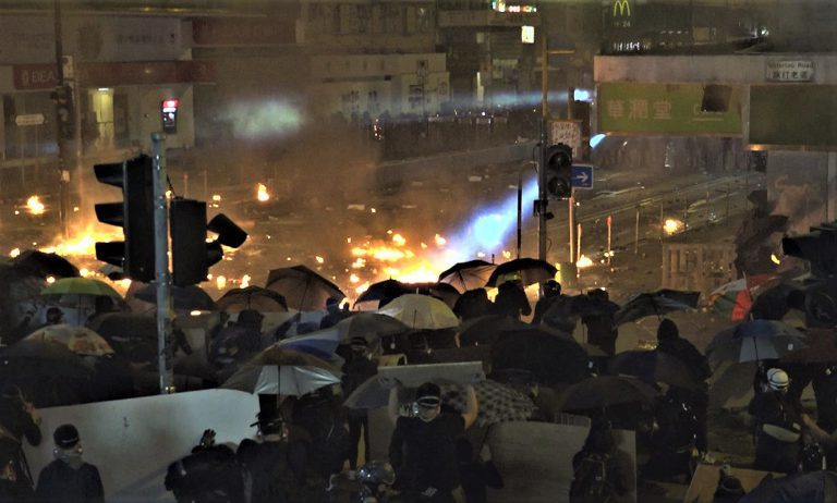 兩名上訴人於警方包圍理大期間,在油麻地參與暴動。