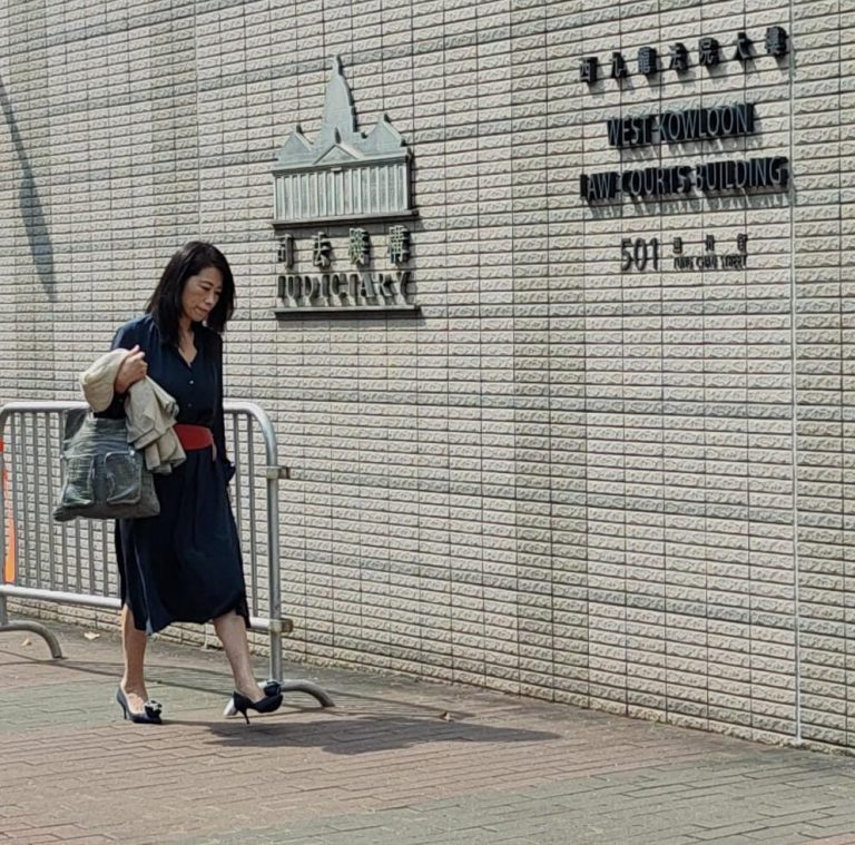 黎智英妻子李韻琴快步進入法院。（周文虎攝）