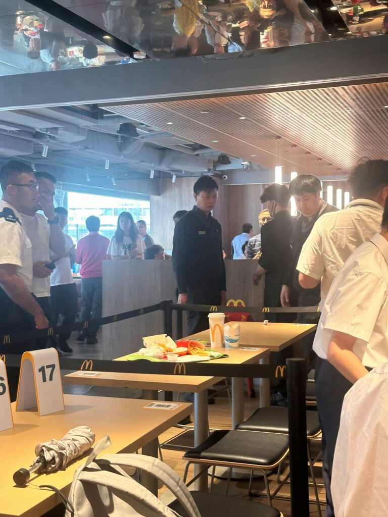 警員事後封鎖部分食肆進行調查。

