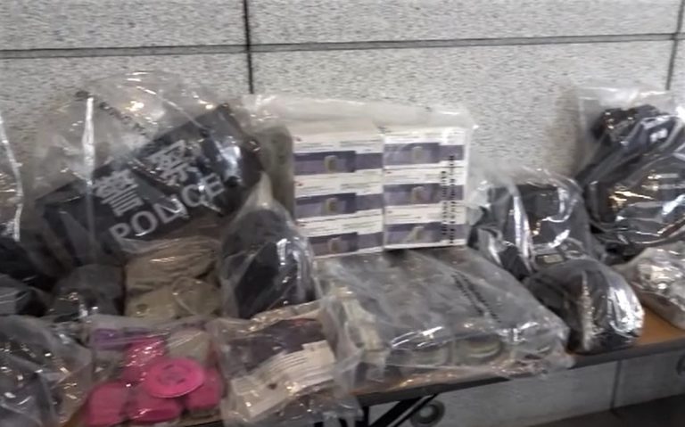警方展示搜獲的伸縮警棍、軍用匕首、防毒面罩及過濾器等。
