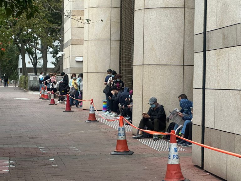今早七時半已有約六十人在西九龍法院外排隊。（張雨娜攝）