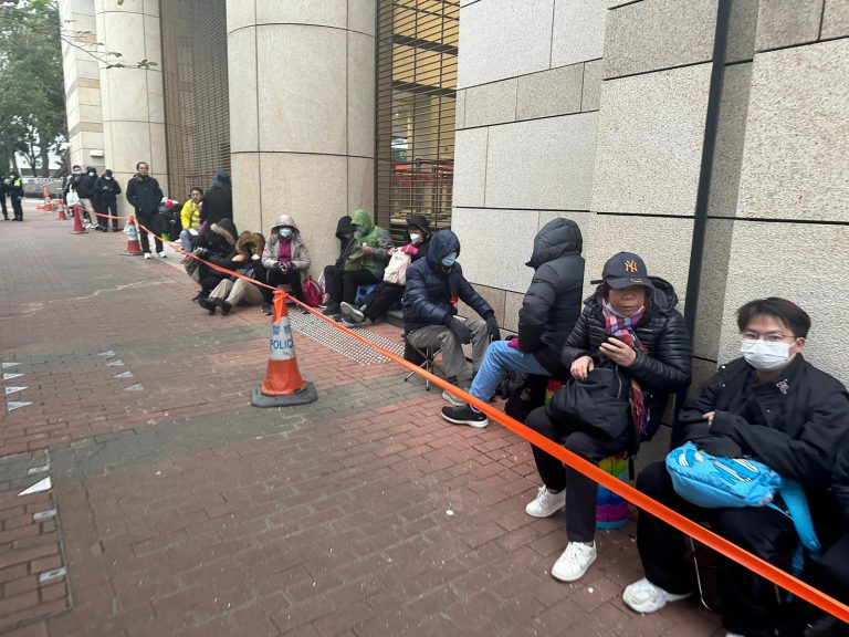 不少市民冒寒排隊等入場旁聽。（張雨娜攝）