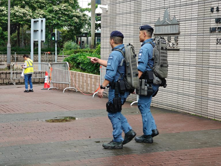 反恐特勤隊員在法院周邊巡邏。（周文虎攝）