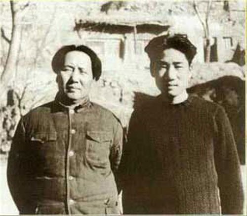 金正恩向毛岸英（右）獻花,左為毛澤東。