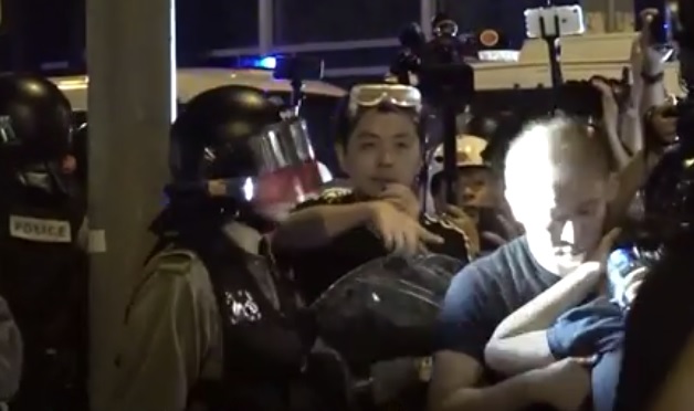 許智峯要求警員放人。