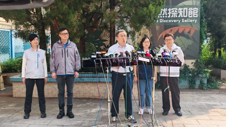 政務司副司長卓永興呼籲居民上樓事件注意安全及身體情況，強調出入平安非常重要。(燊亮攝)
