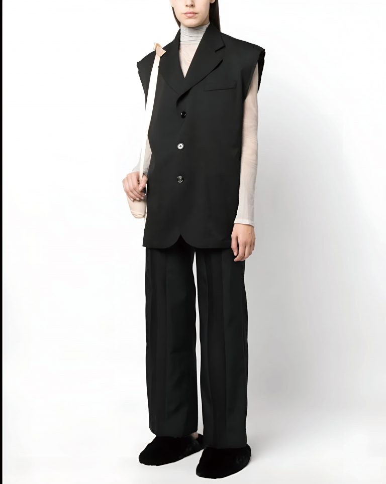 造型2——Loose Cut穿搭除了修身Waistcoat，Loose Cut馬甲亦可帶來飄逸休閒中性風。