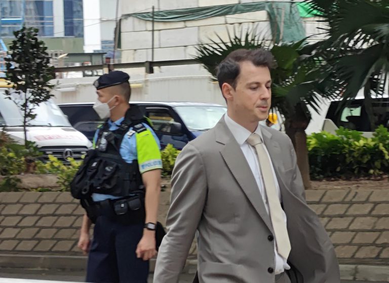 英國駐港領事Calvin Duff到達法院。（周文虎攝）