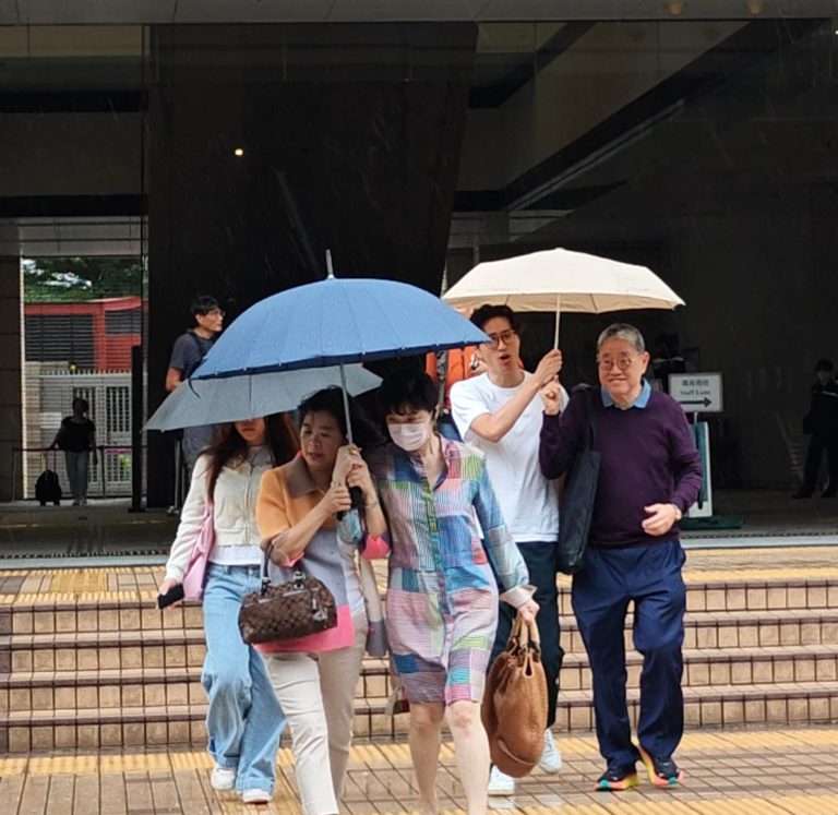 黎智英家屬步出法庭,前左一短髮女子為黎妻李韻琴的胞姐李偉琴。（周文虎攝）