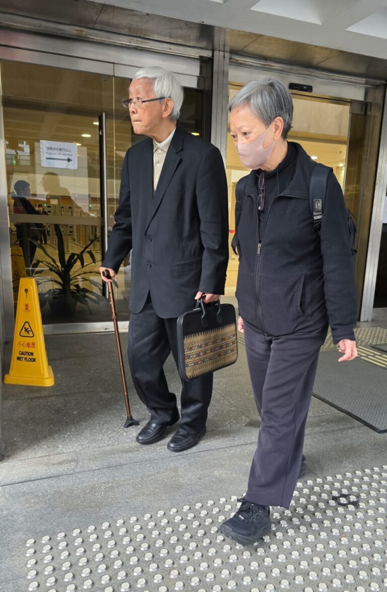 「612人道支援基金」五名信託人之一陳日君（左）與何秀蘭出庭。（朱先儒攝）
