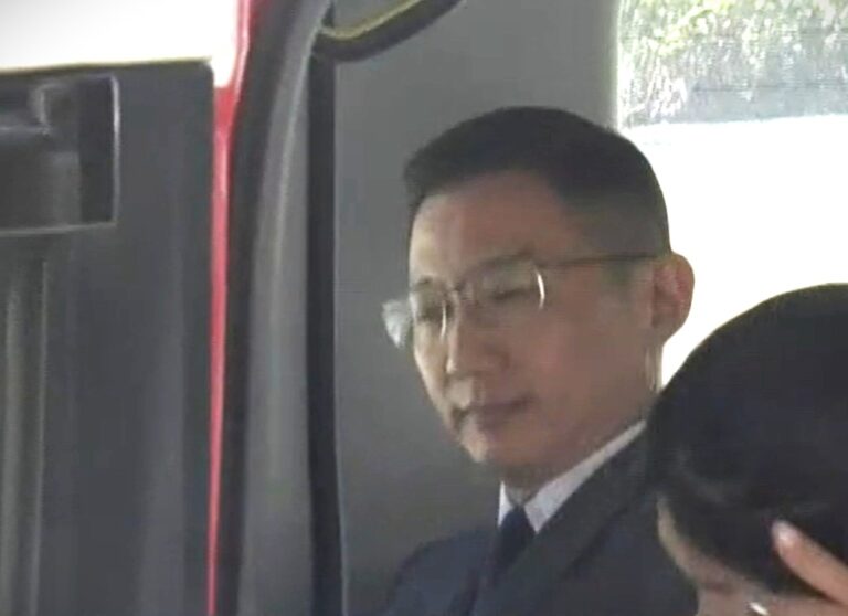 周毅剛作供完畢,辯方完成舉證。