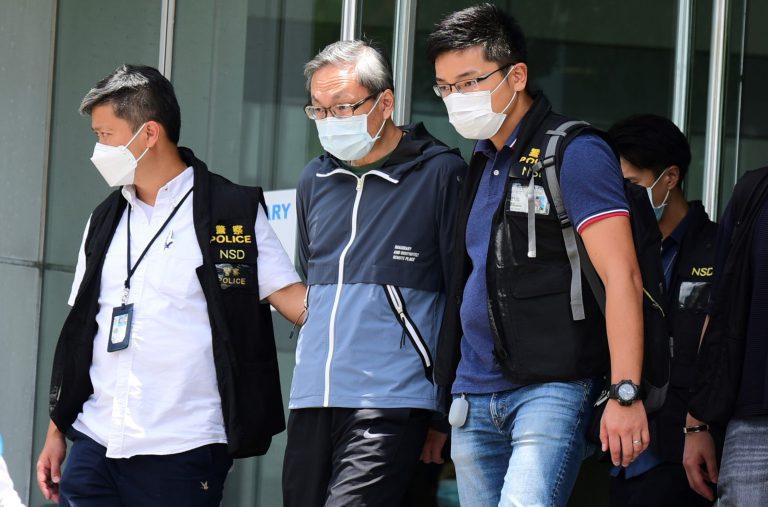 在黎智英被捕後,《蘋果》高層張劍虹（圖中）、陳沛敏、羅偉光繼續負責《蘋果》日常運作,《蘋果》仍持續發布煽動文章。