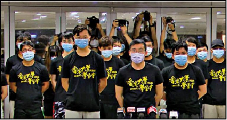 梁健輝刺警後自殺身亡,及後港大學生會評議會召開緊急會議,會議前為7月1日刺警兇徒梁健輝默哀一分鐘,並通過「感激」兇徒的議案。（大公報）