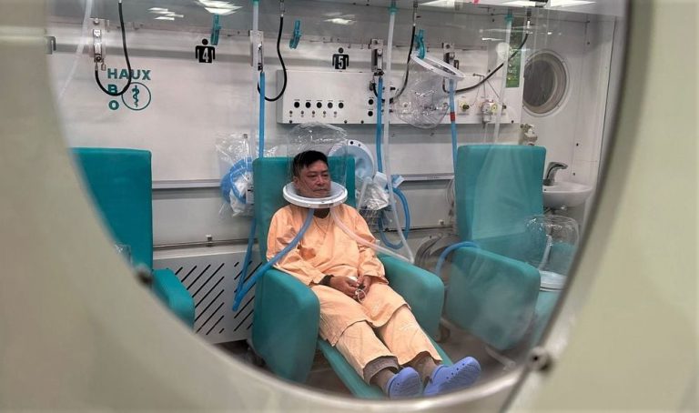 高壓氧治療技術，是病人透過在高於大氣壓力的治療艙內聞純氧，從而縮小體內氣泡，達致消除血管氣泡阻塞。