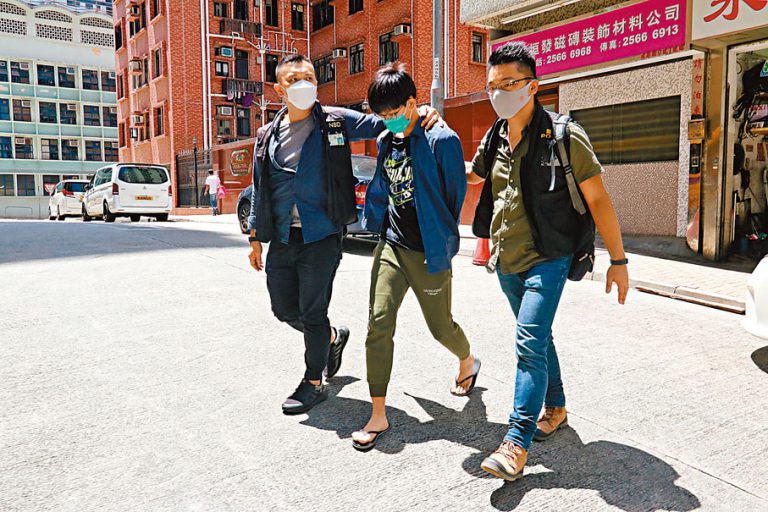 港大學生會時任評議員杜林丞亨（中）及其他3人均被判囚24個月。（文匯報）