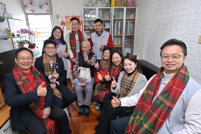 新任民政總署署長到觀塘進行家訪活動。（民政FB）