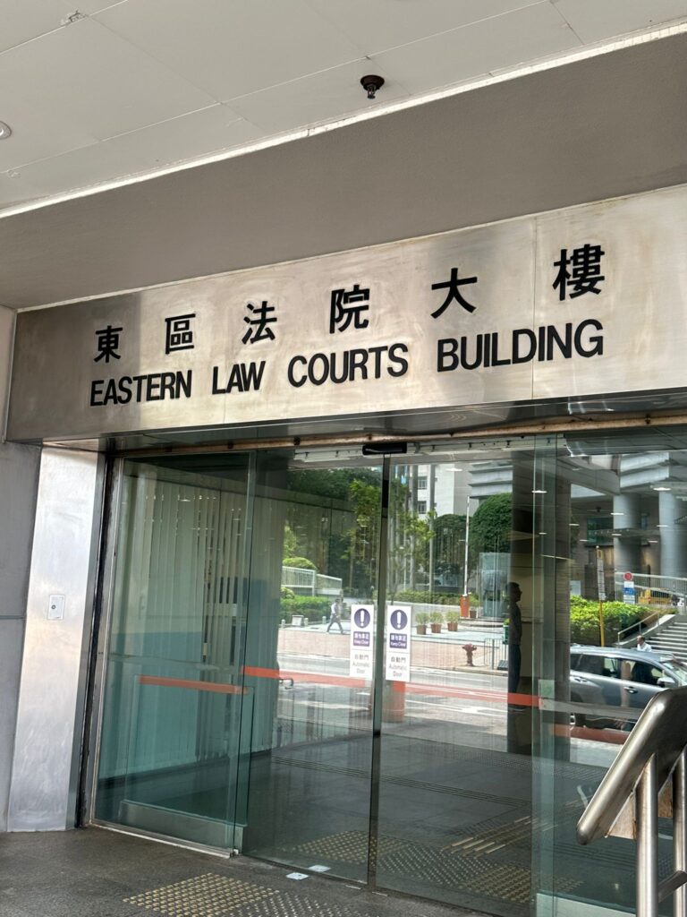 兩被告承認欺詐等罪名,今於東區裁判法院接受判刑。