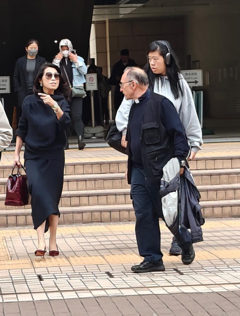黎妻李韻琴（左起）、意大利神父及黎智英女兒黎采及離開法庭。(周文虎攝)