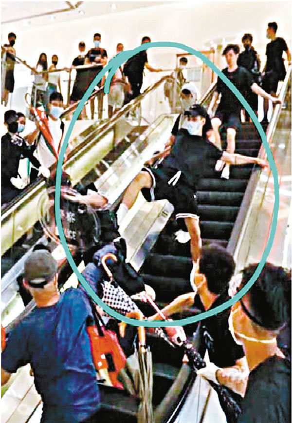 原告郭兆恒在衝上扶手電梯時,遭被告梁柏添由電梯推下來。（網上圖片）