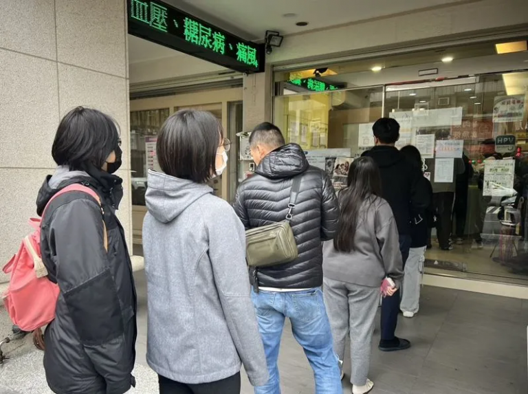 台灣其中一間小兒科診所門口出現年輕一族排隊等候打流感疫苗的情況。(網上圖片)   